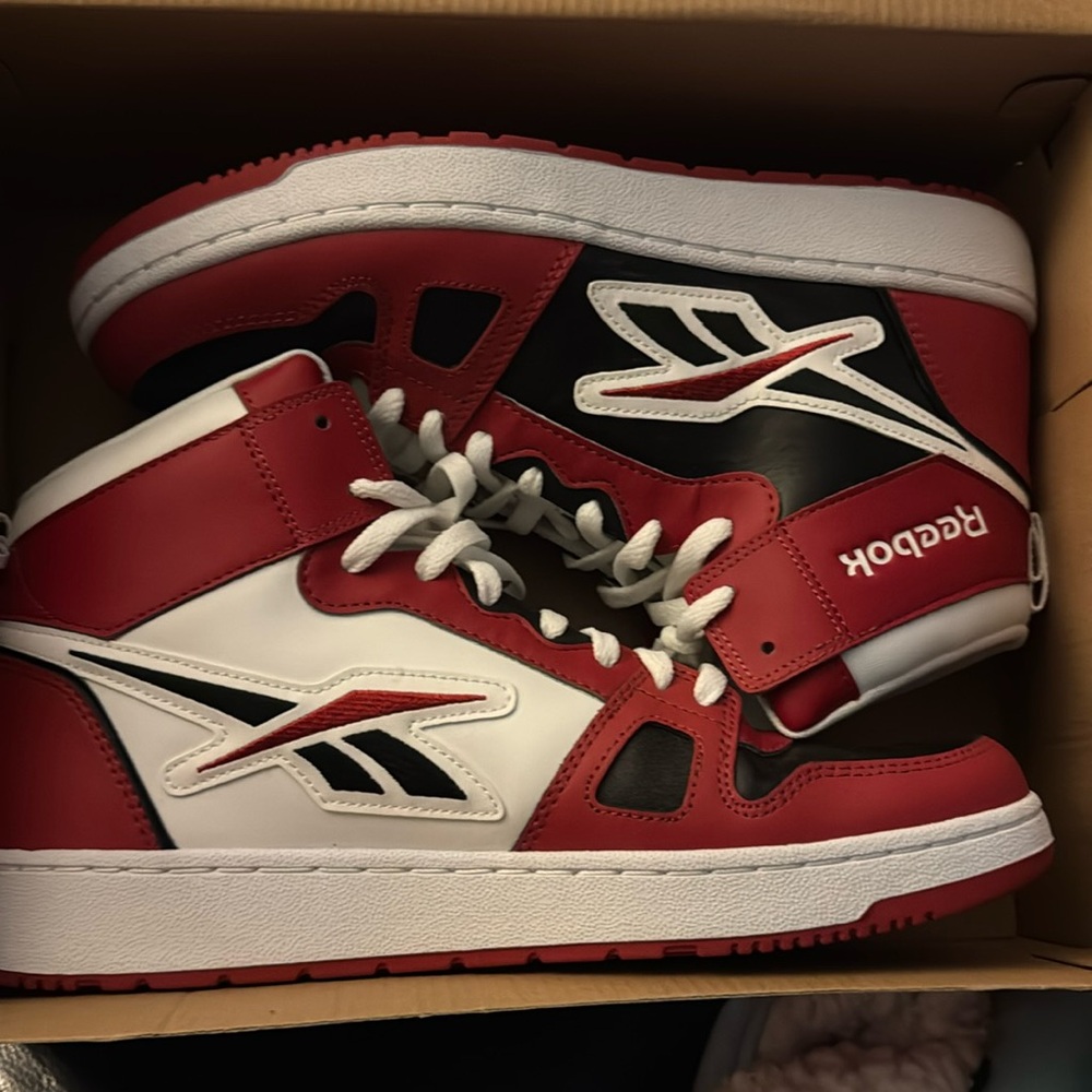 New in box - Reebok Resonator Mid - Mens size 11